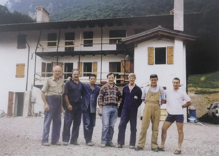 I volontari davanti alla casa di Avinal in costruzione